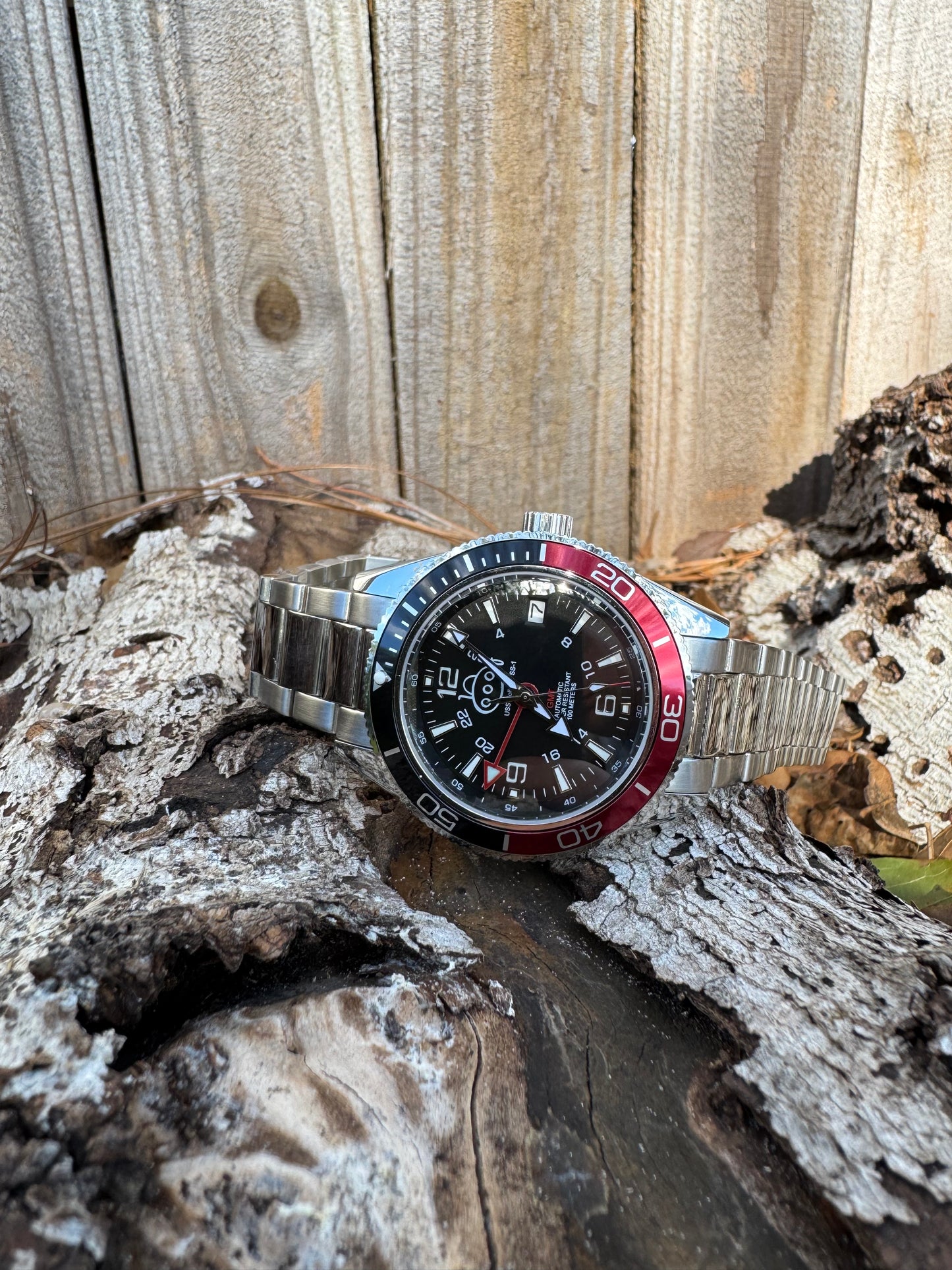 The SS-1 GMT in Black Red and Black